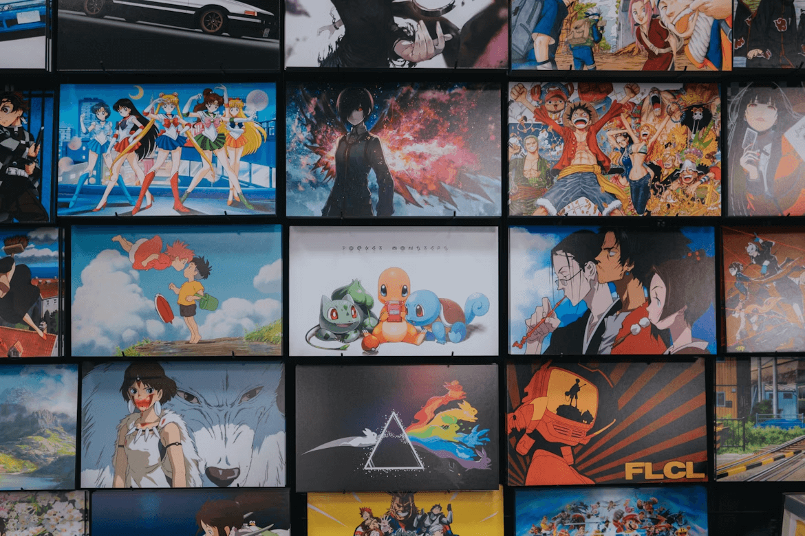アニメの名シーンやキャラクターが並ぶコラージュ壁画。『セーラームーン』『ワンピース』『ポケモン』『もののけ姫』『崖の上のポニョ』『FLCL』など人気作品が含まれている。